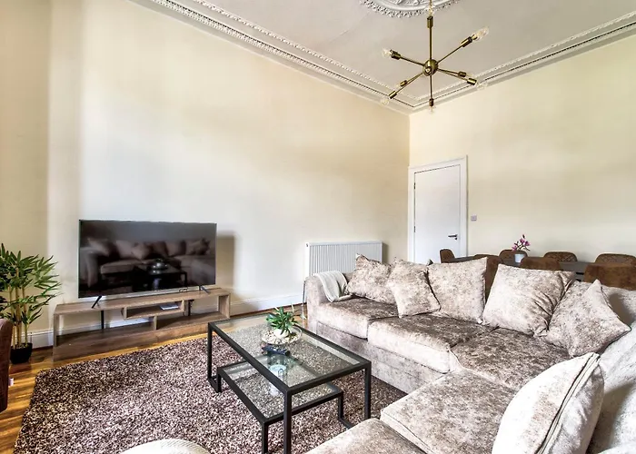 Stunning 5 Bedroom Apt, Close To Centre, Sec, Hydro And Motorway Apartamento