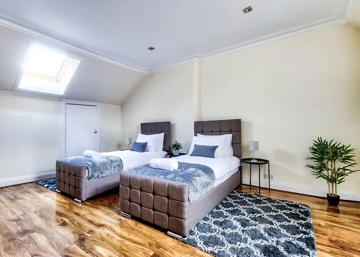 Stunning 5 Bedroom Apt, Close To Centre, Sec, Hydro And Motorway