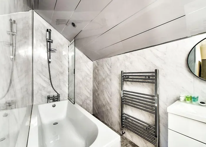 Apartamento Stunning 5 Bedroom Apt, Close To Centre, Sec, Hydro And Motorway