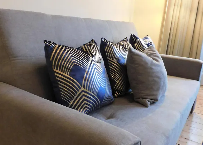 Beautiful & Spacious 2 Bed In West End Apartment