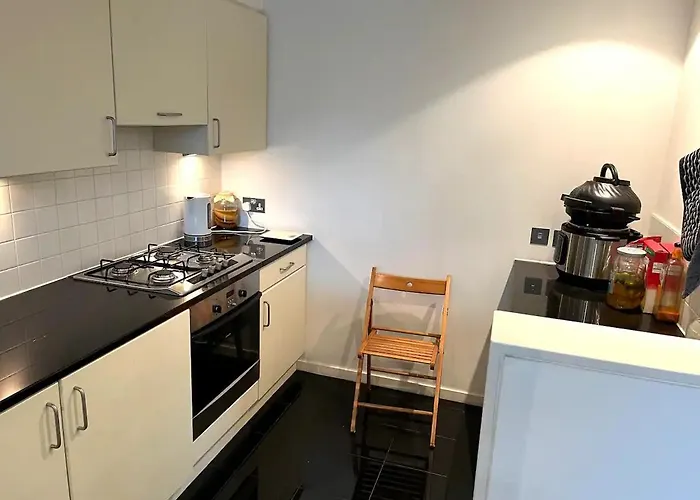 Spacious Queen Bed Centre Penthouse With Balcony - Homeshare - Live In Host 홈스테이