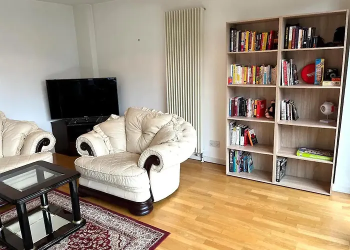 Spacious Queen Bed Centre Penthouse With Balcony - Homeshare - Live In Host Accommodatie bij particulieren