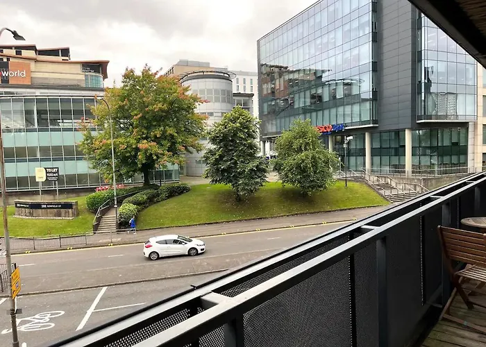 Spacious Queen Bed Centre Penthouse With Balcony - Homeshare - Live In Host *