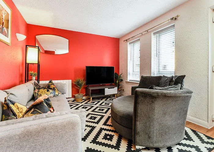 Spacious 2-bedroom Main Door With Private Parking Apartment *