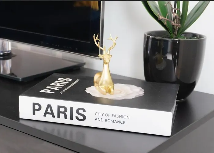 Stylish House With Private Parking *