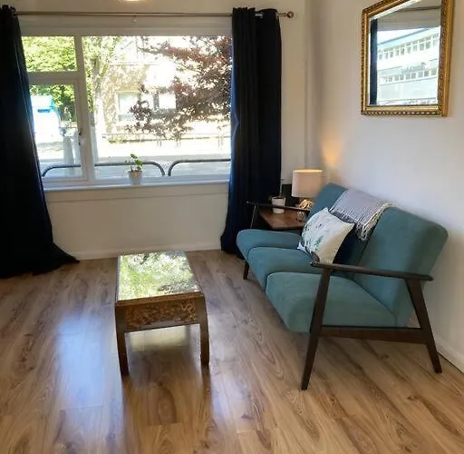 Comfy 1 Bedroom Flat With Free Parking *