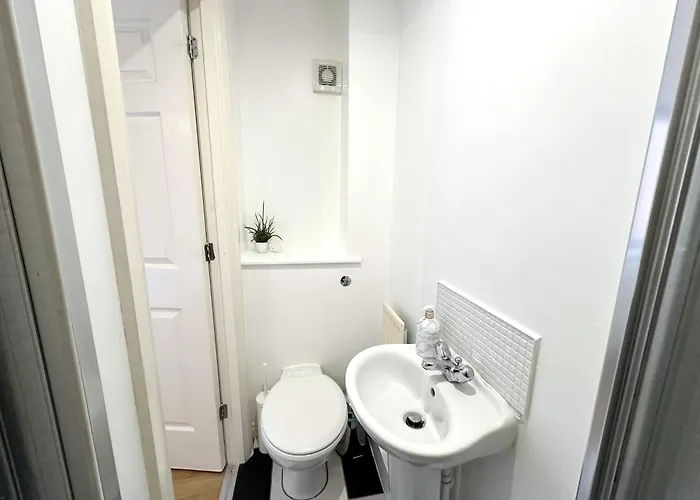 בית אירוח Private With En-suite And Parking In Shared Flat גלאזגו