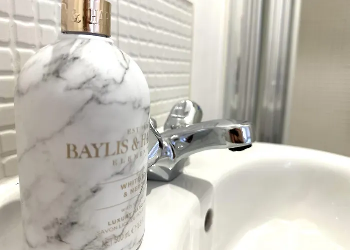 Private With En-suite And Parking In Shared Flat *