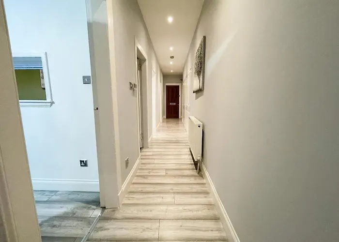 Recently Refurbished Two Bedroom Apartment, Location! Appartamento