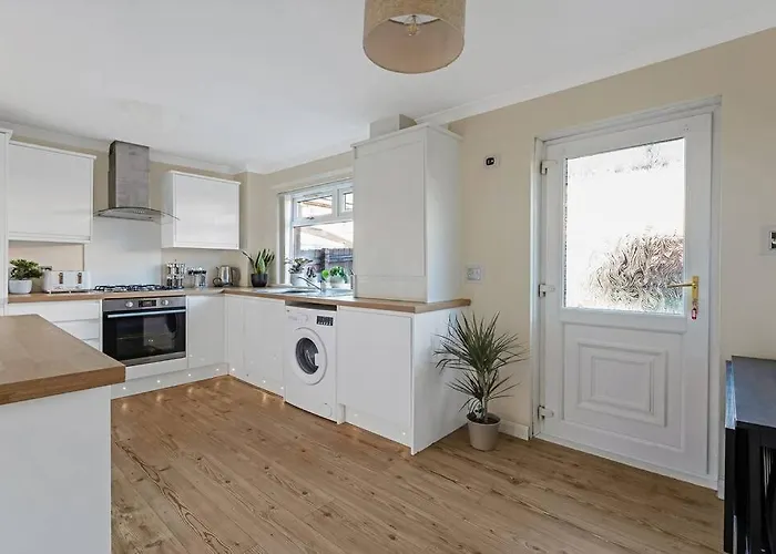 Stylish 2-bed House Private Driveway *