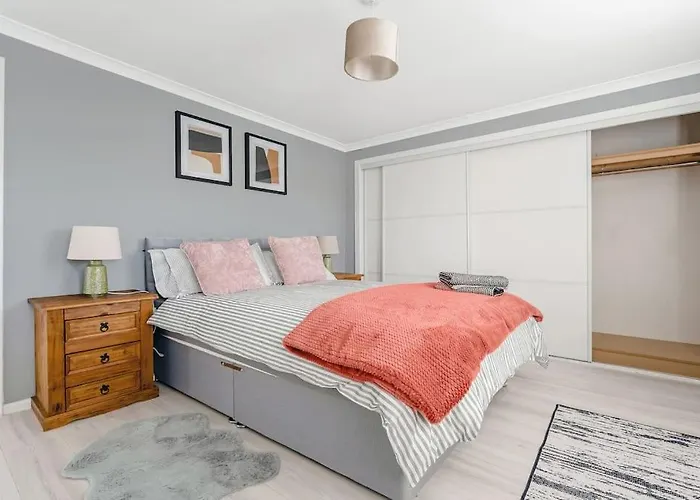 Stylish 2-bed House Private Driveway *