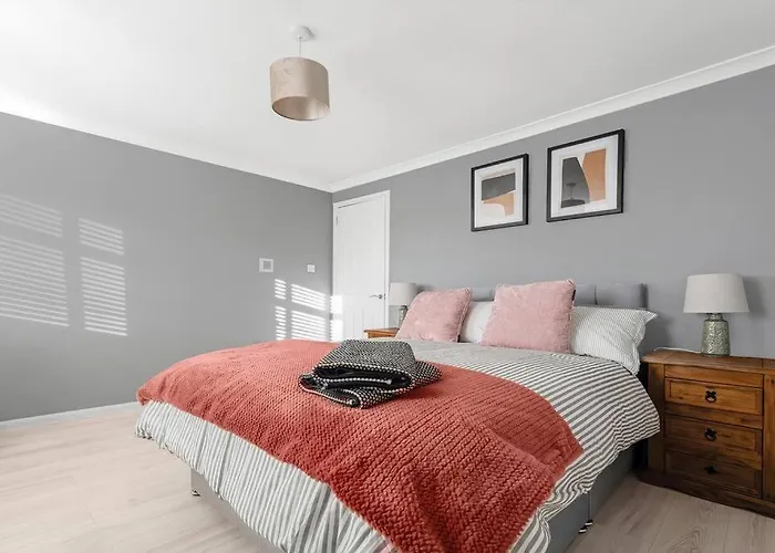 Stylish 2-bed House Private Driveway