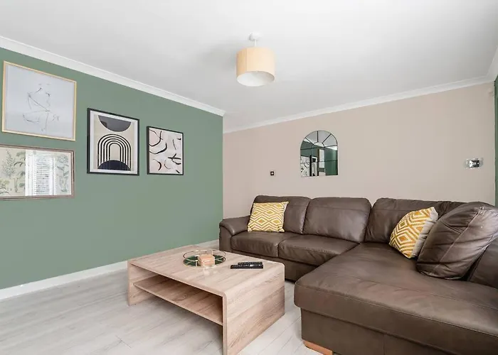 Stylish 2-bed House Private Driveway *