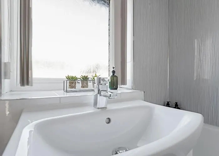 Stylish 2-bed House Private Driveway