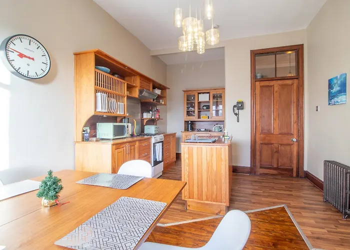 Beautiful, Traditional 2 Bed Flat W Free Parking - Pass The Keys Apartament