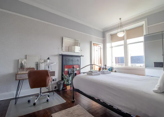 Beautiful, Traditional 2 Bed Flat W Free Parking - Pass The Keys Apartament