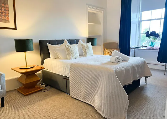 Garnethill Charm 3 Bed Flat *