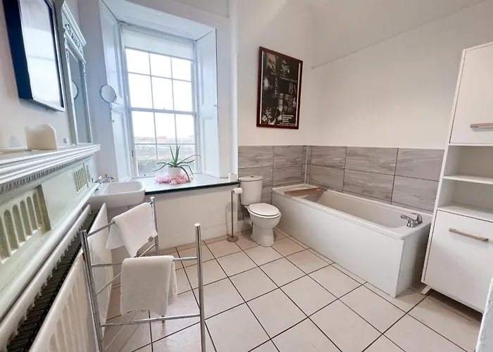 Garnethill Charm 3 Bed Flat *