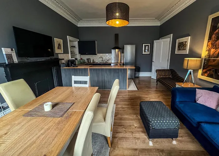 Garnethill Charm 3 Bed Flat *