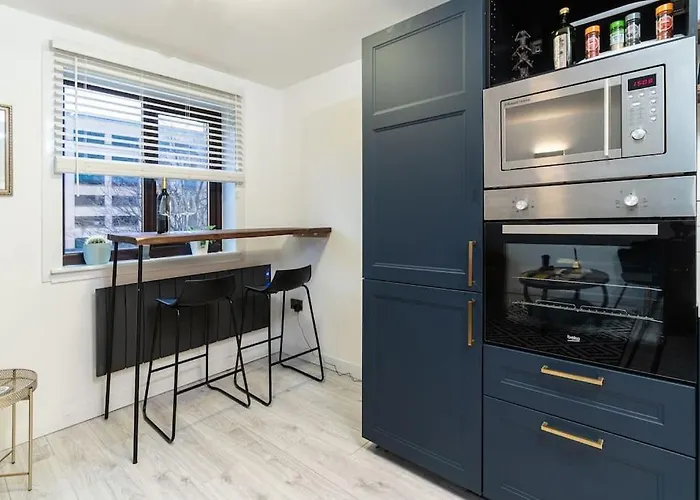 Stylish Pad With Free Private Parking