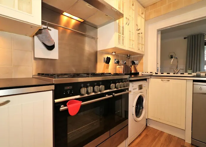 Signature - Shield House * غلاسغو