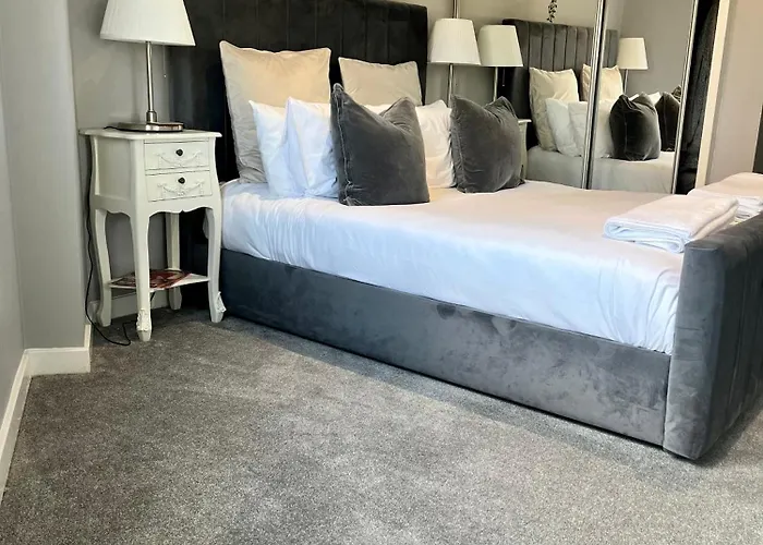 Glas Go Executive 2-bedroom Near Ovo Hydro Free Parking *