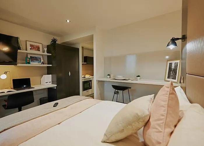 Apartment For Students Only Modern In West End