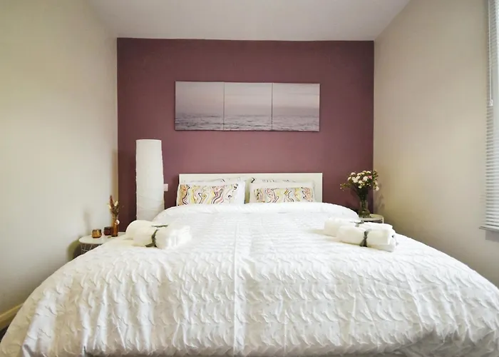 Modern Style , Separate Entrance Apartment Glasgow