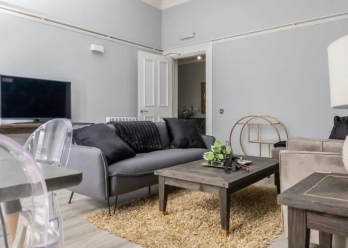 Beautiful 4 Bed Flat In Perfect Location غلاسغو