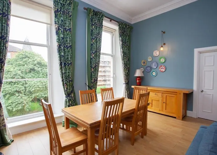 Bright Spacious 3 Bed Flat *