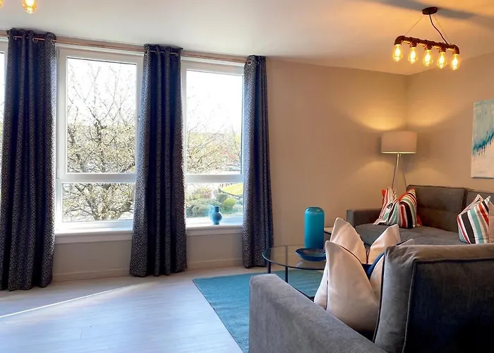 Daire Beautiful West End Flat With Private Parking *