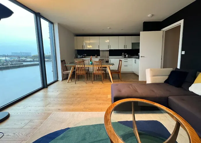 Riverside Retreat With Spectacular Views Glasgow
