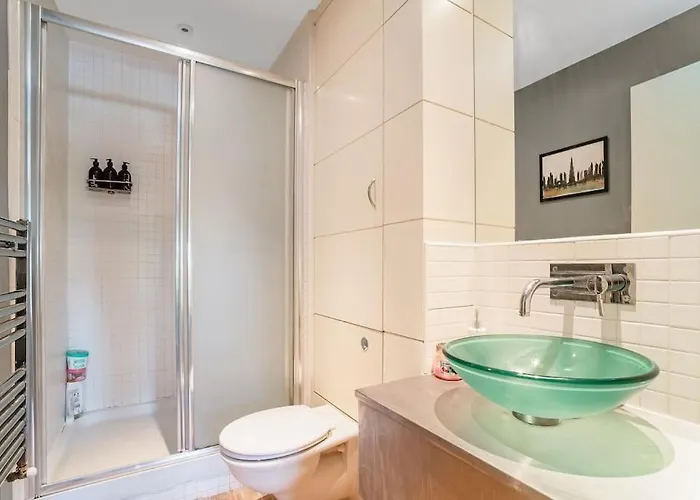 Luxury Huge Modern Open Plan 2bedroom Flat - Free Private Parking & Balcony Located At The Ovo Hydro And Sec Centre