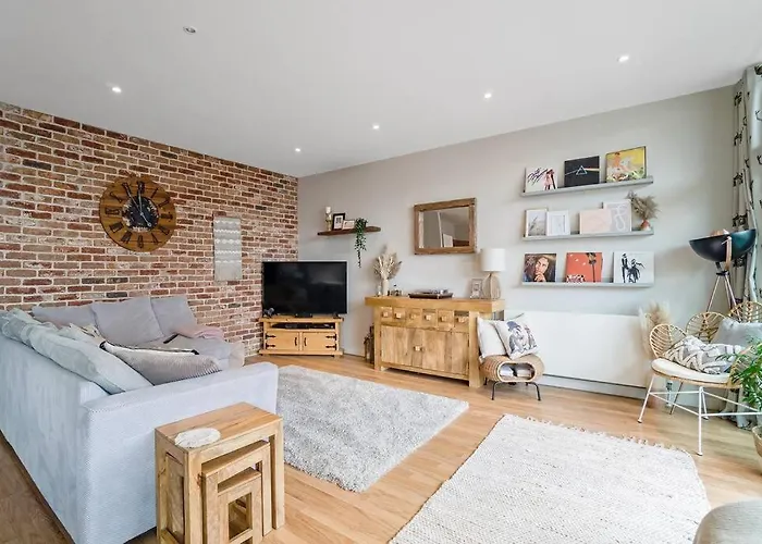 Luxury Huge Modern Open Plan 2bedroom Flat - Free Private Parking & Balcony Located At The Ovo Hydro And Sec Centre