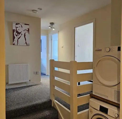 2 Bedroom Modern Stylish In Centre