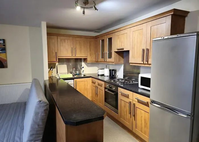 2 Bedroom Modern Stylish In Centre