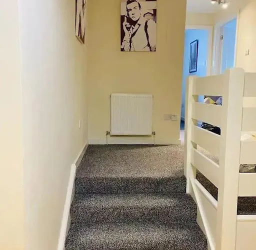 2 Bedroom Modern Stylish In Centre Glasgow