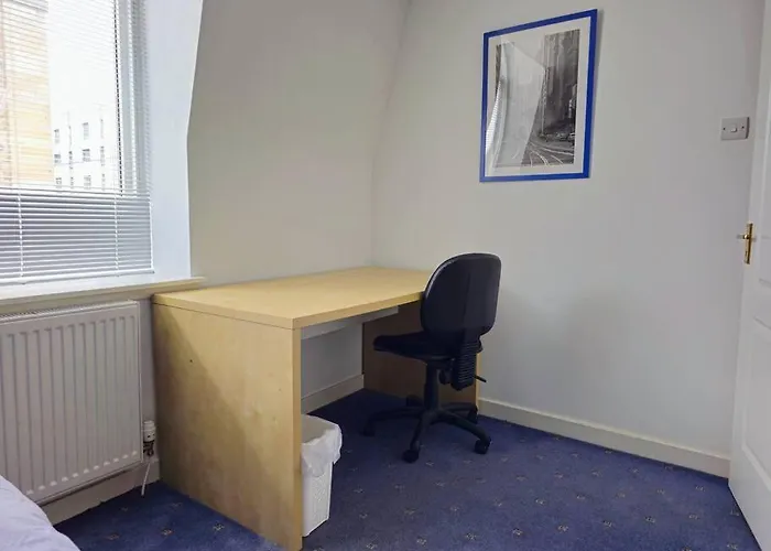 2 Bedroom Modern Stylish In Centre