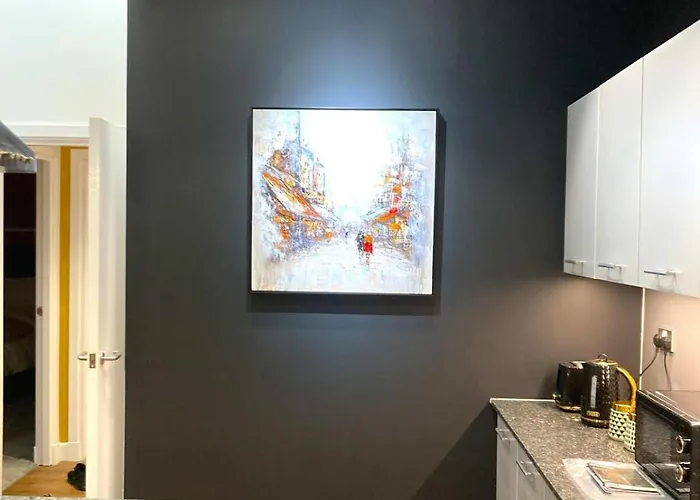 Stunning One Bed With Parking In Centre