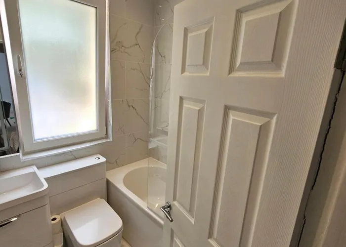 Lovely House With Private Parking! Glasgow! *