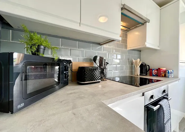 Spacious 2 Bed-flat In - Free Parking *