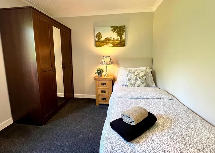 Spacious 2 Bed-flat In - Free Parking