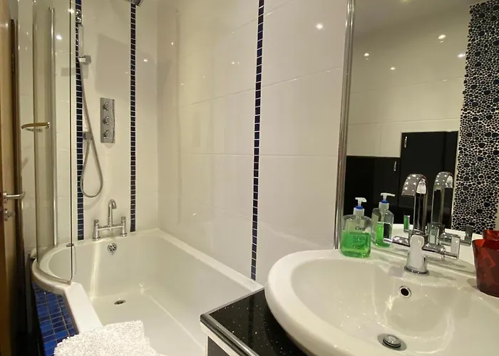 Stunning 3 Bedroom House With 2 Bathrooms Глазго