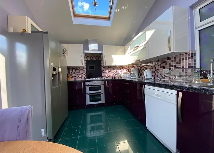 Stunning 3 Bedroom House With 2 Bathrooms *