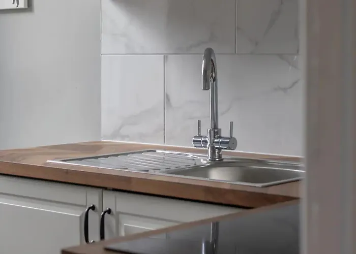 West End Cosy Pop Of Colour - Pass The Keys