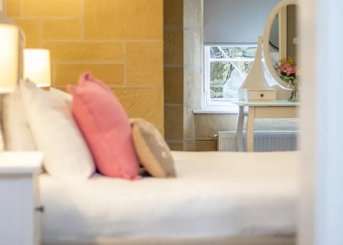 Private Garden West End With Parking - Pass The Keys