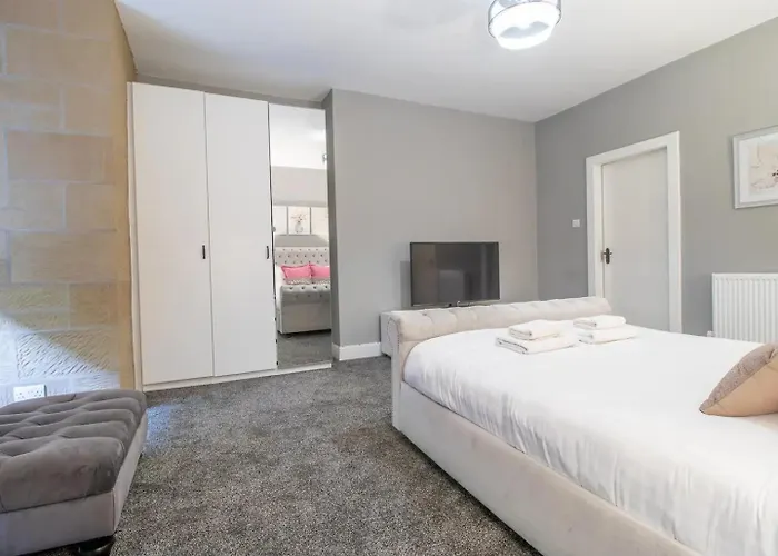 아파트 Private Garden West End With Parking - Pass The Keys