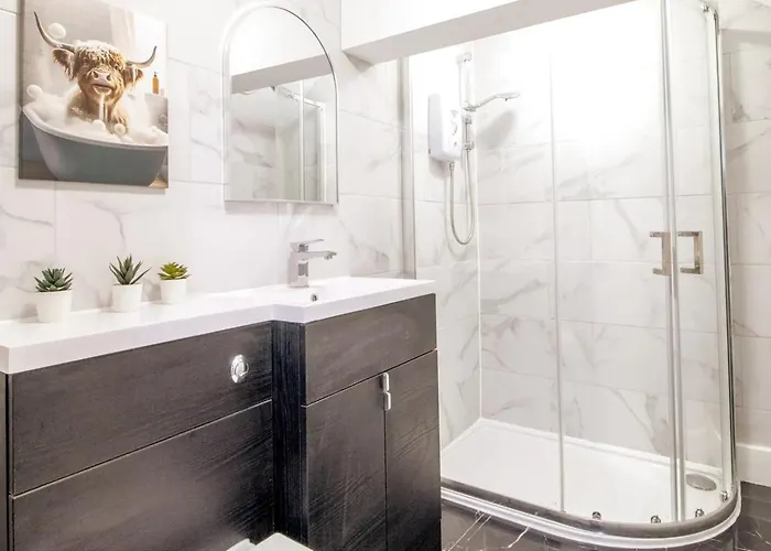 Private Garden West End With Parking - Pass The Keys 아파트