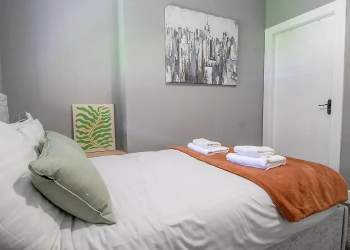 Private Garden West End With Parking - Pass The Keys 아파트