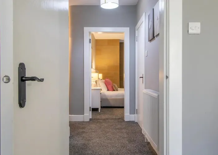 Private Garden West End With Parking - Pass The Keys 아파트 *